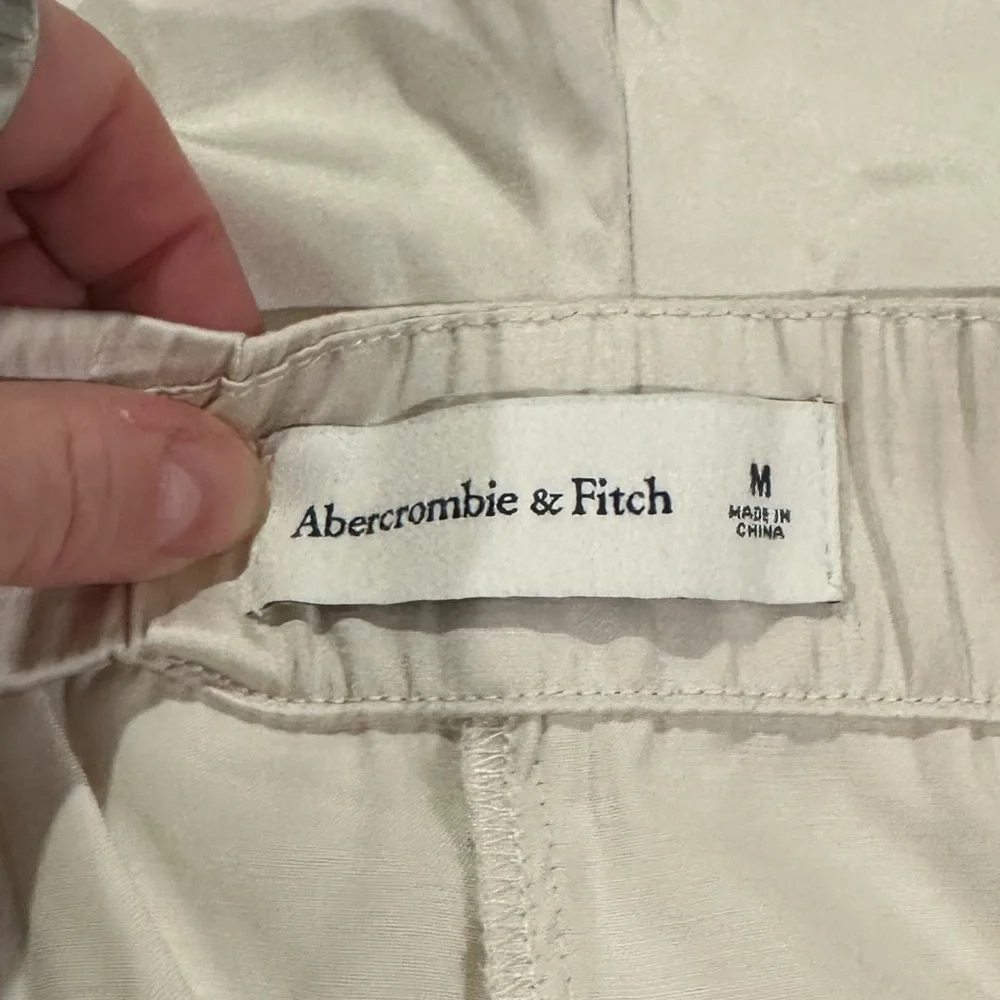 Abercrombie & Fitch Cream Women's silky tailored walking shorts sz medium - Picture 3 of 8